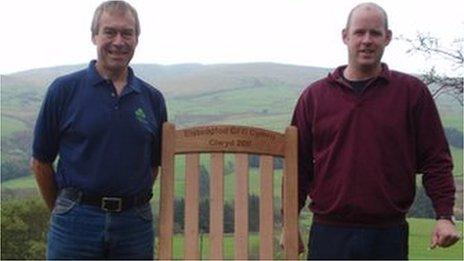 Huw Smallwood o gwmni Tegni a Iolo Puw, gwneuthurwr y Gadair