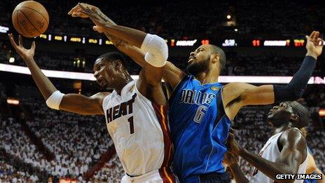 Dallas Mavericks Tyson Chandler (R) and Miami Heat's Chris Bosh