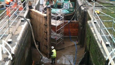 Work on the drained Oddy's Lock