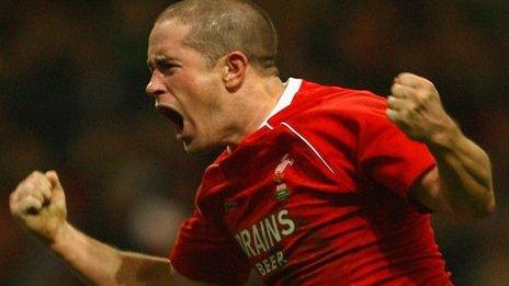 Shane Williams celebrates a Wales try