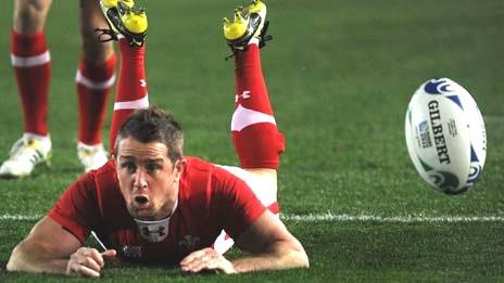 Shane Williams scores a try against Australia at the 2011 World Cup