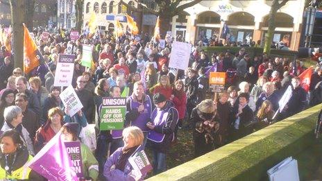 Crowds near the Council House in Earl Street