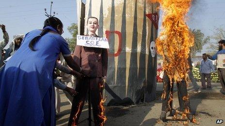 Effigy burning in Bhopal, 2 December 2011