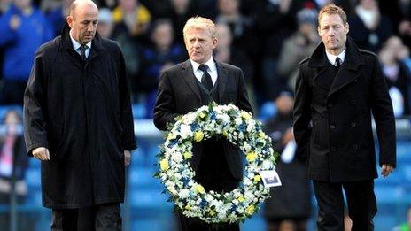 Cyn beldroedwyr Leeds, Gary McAllister, Gordon Strachan a David Batty - yn gosod torch er cof am Gary Speed cyn dechrau'r gêm yn erbyn Millwall.