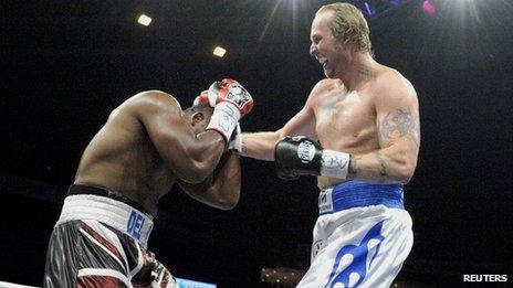 Robert Helenuis (R) and Dereck Chisora (L)