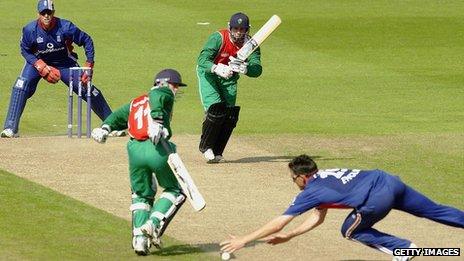 Mark Wallace and Adrian Dale playing for Wales against England in 2004