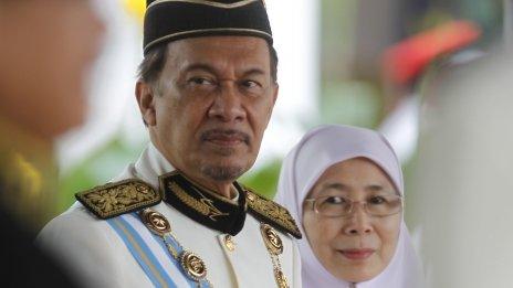 Malaysia’s opposition leader Anwar Ibrahim and wife Wan Azizah Wan Ismail in December 2011