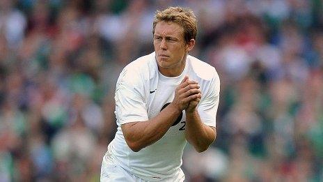 Jonny Wilkinson in trademark pose before a kick