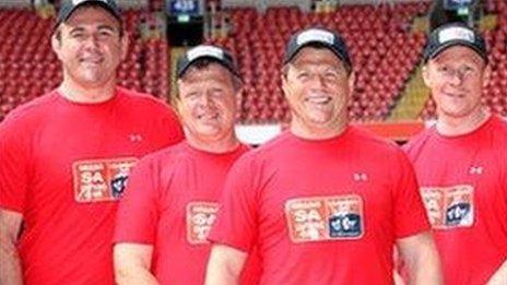 Scott Quinnell, y ffotograffydd Huw Evans, Scott Gibbs, Paul Thorburn wrth lansio'r ymgyrch codi arian yn 2009