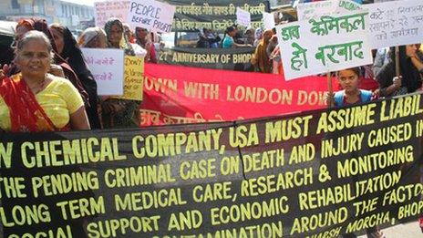 Activists and survivors of the 1984 Bhopal gas disaster demonstrate during the 27th anniversary of the tragedy in Bhopal, 2 December 2011