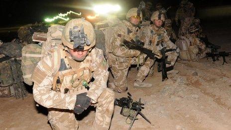 Aelodau o'r Bataliwn Cyntaf Brenhinol Cymreig yn Afghanisatan yn 2010