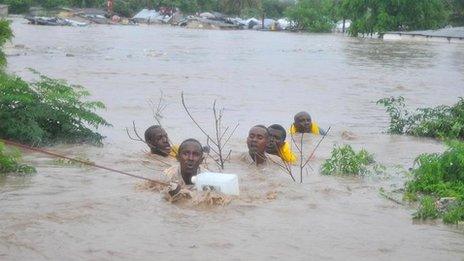 People in Dar es Salaam caught in floods (Photo from JamiiForums)