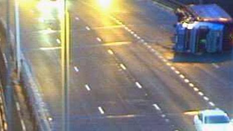 Lorry blown over on Kingston Bridge