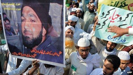 Supporters of Mumtaz Qadri