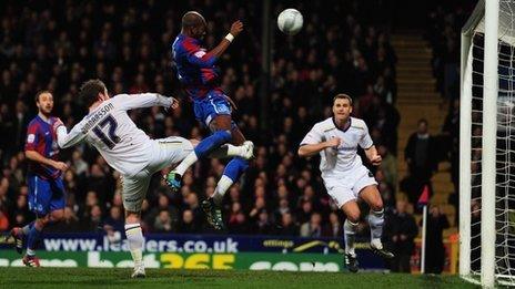 Anthony Gardner yn sgorio yn erbyn Caerdydd