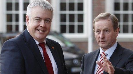 Carwyn Jones (chwith) gyda Taoiseach Iwerddon, Enda Kenny