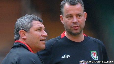 Osian Roberts (left) and Raymond Verheijen