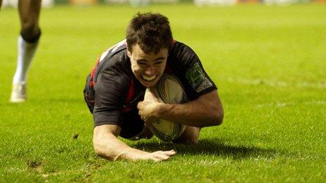 Lee Jones scores a try for Edinburgh