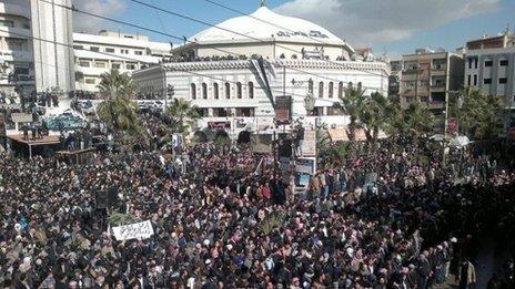 Mass funeral in Douma (photo: AFP/HO/LCC)