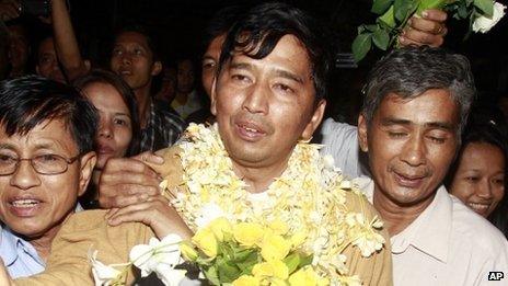 Freed dissident Min Ko Naing is mobbed by supporters as he arrives home on 14 January 2012