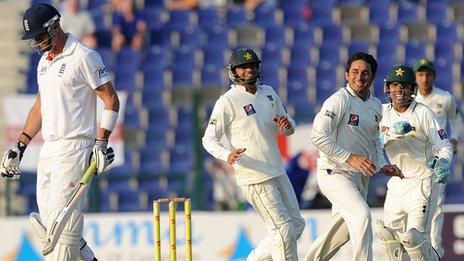 Kevin Pietersen walks off as Pakistan celebrate