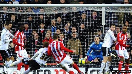 Robert Huth scores for Stoke