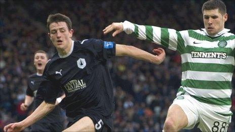 Murray Wallace tackles Celtic striker Gary Hooper