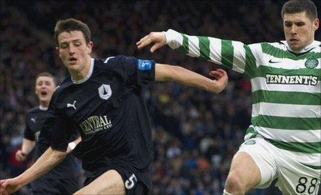 Murray Wallace tackles Celtic striker Gary Hooper