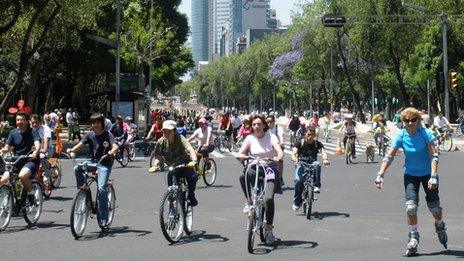 Cyclists on the Avenida Reforma