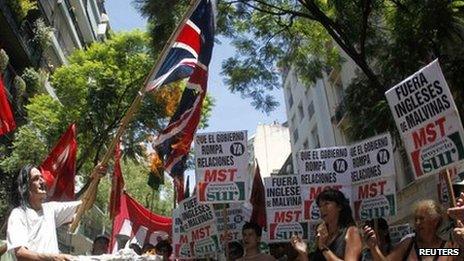 Argentine demonstrators burn British flag in Buenos Aires