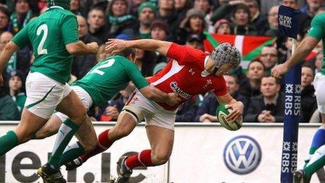 Jonathan Davies yn sgorio cais cyntaf Cymru