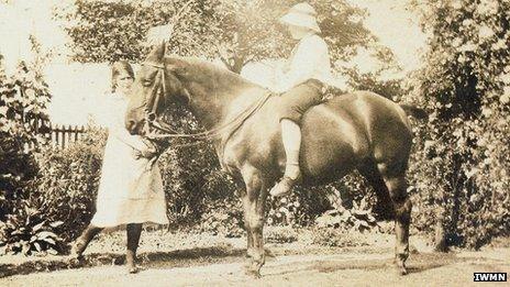 P L and Freda Hewlett with their pony, Betty