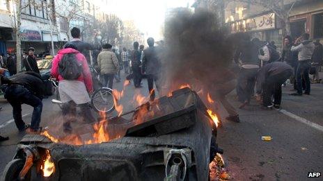 Protesters clash with riot police in Tehran (14 February 2011)