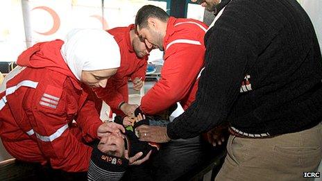 Personnel from the Syrian Arab Red Crescent treat an injured child in Bludan (recent picture released by the ICRC)