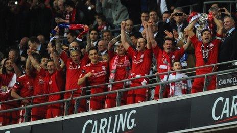 Steven Gerrard lifts the trophy