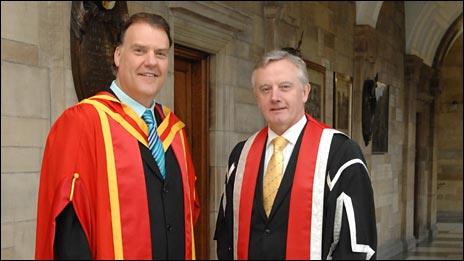 Bryn Terfel gydag Is-Ganghellor Prifysgol Bangor, yr Athro John Hughes