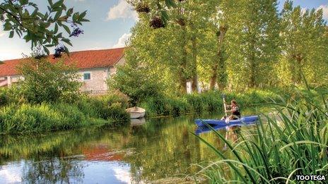 Kayaking on river (Copyright: Tootega)