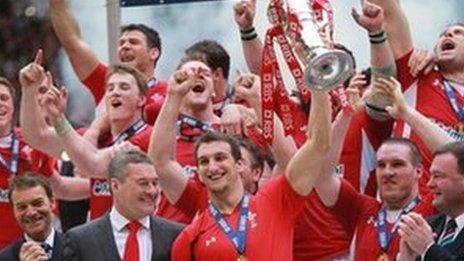 Chwaraewyr Cymru yn dathlu