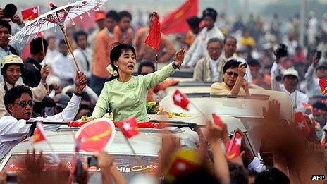 Aung San Suu Kyi waves to supporters in Mandalay