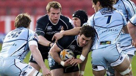 Chwaraewyr Glasgow a'r Gleision yn cystadlu am y bêl nos Wener
