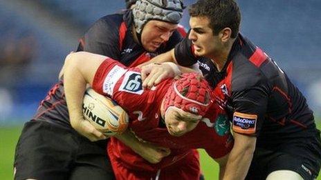 Kieran Murphy (Scarlets) yn cael ei daclo gan Stuart McInally (Caeredin)
