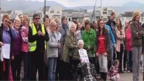 Protestwyr yn erbyn cynlluniau i gau cartref Hafod y Gest