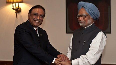 Pakistani President Asif Ali Zardari (left) and Indian Prime Minister Manmohan Singh meet in Delhi on 8 April 2012