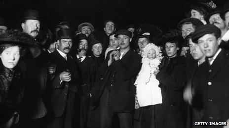 Crowds gather in Southampton to await the return of Titanic survivors (Getty Images)