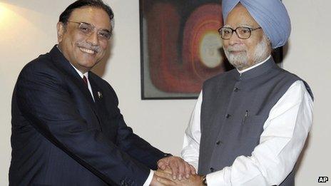 Pakistani President Asif Ali Zardari (left) and Indian Prime Minister Manmohan Singh meet in Delhi on 8 April 2012