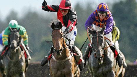 Andrew Thornton rides Lion Na Bearnai (centre) to victory at Fairyhouse