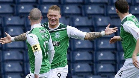 Garry O'Connor celebrates for Hibs