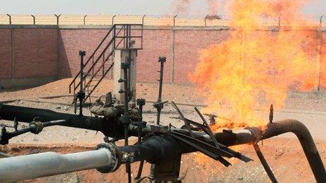 A gas pipeline on fire in the al-Arish region of Sinai (27 April 2011)