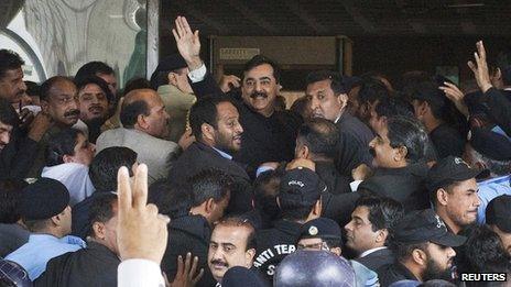 Pakistan's Prime Minister Yusuf Raza Gilani waves after arriving at the Supreme Court in Islamabad April 26, 2012.