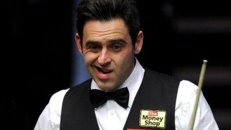 Ronnie O'Sullivan eyes up a shot against Mark Williams